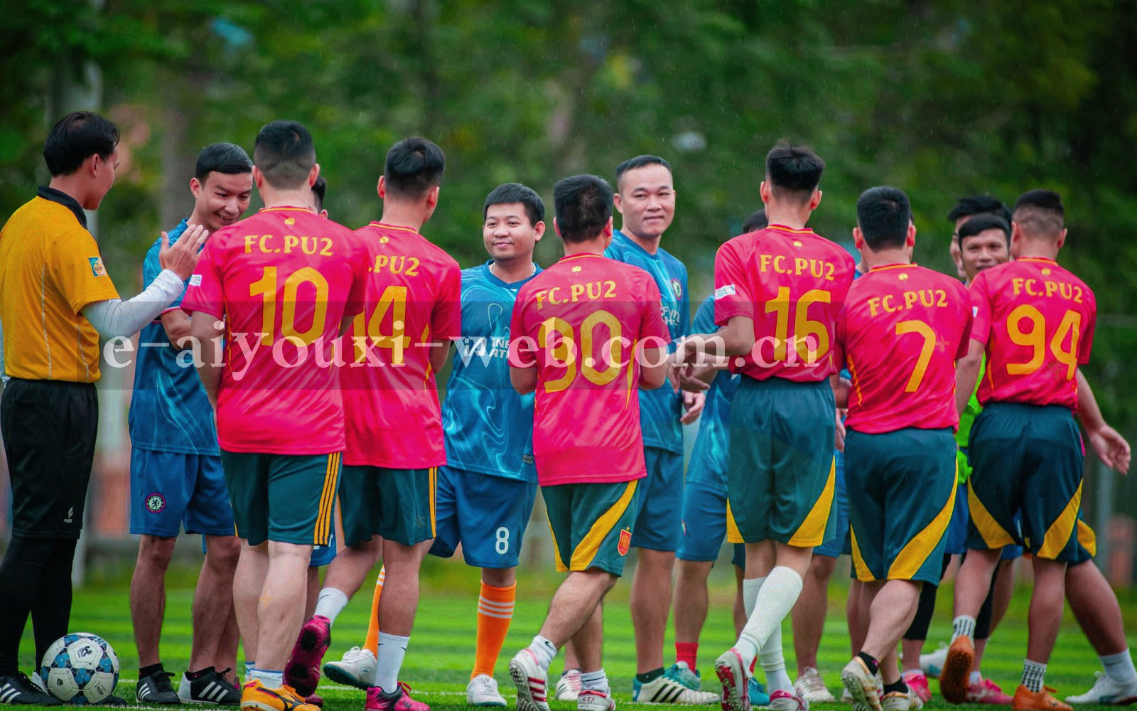 球场俯拍几何与坐标网格叠加的冷色调合成图，无人物与标识